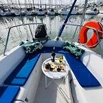 보트호텔 Bacus - Your Floating Hideaway In *