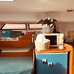 Bacus - Your Floating Hideaway In 보트호텔 *