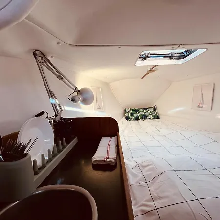 Bacus - Your Floating Hideaway In Lisbon