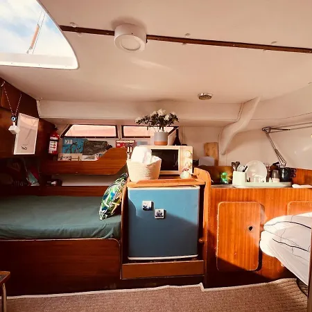 Bacus - Your Floating Hideaway In Lisbona