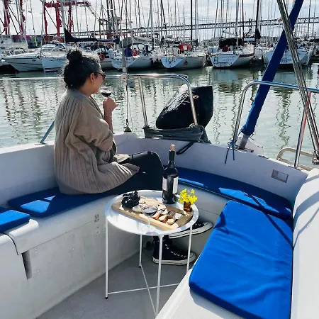 Bacus - Your Floating Hideaway In Botel Lisbon