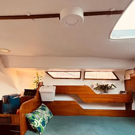 Bacus - Your Floating Hideaway In Lisbon