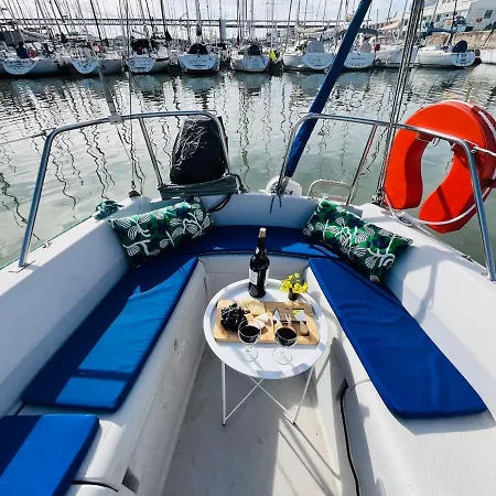 船屋 Bacus - Your Floating Hideaway In *