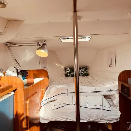 Bacus - Your Floating Hideaway In 船屋