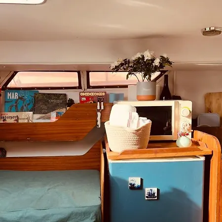 Bacus - Your Floating Hideaway In 보트호텔 *