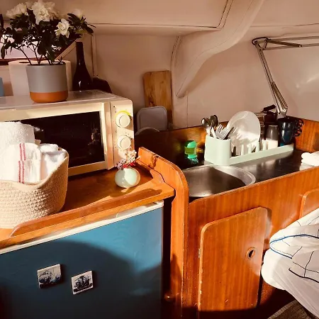 Bacus - Your Floating Hideaway In 船屋 *