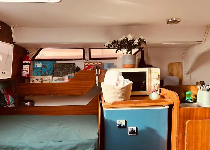 Bacus - Your Floating Hideaway In بوتيل *