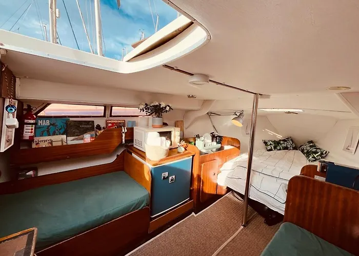 Bacus - Your Floating Hideaway In