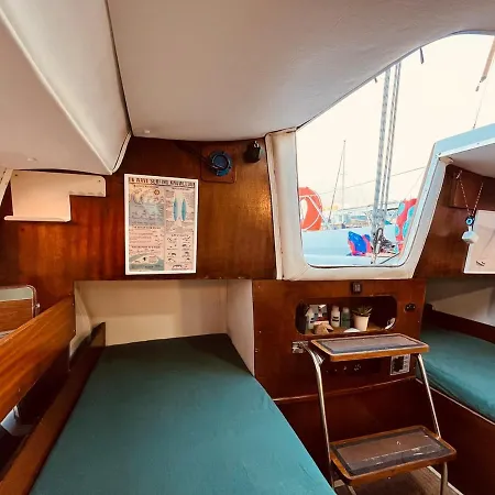 Bacus - Your Floating Hideaway In Hotel en barco Lisboa